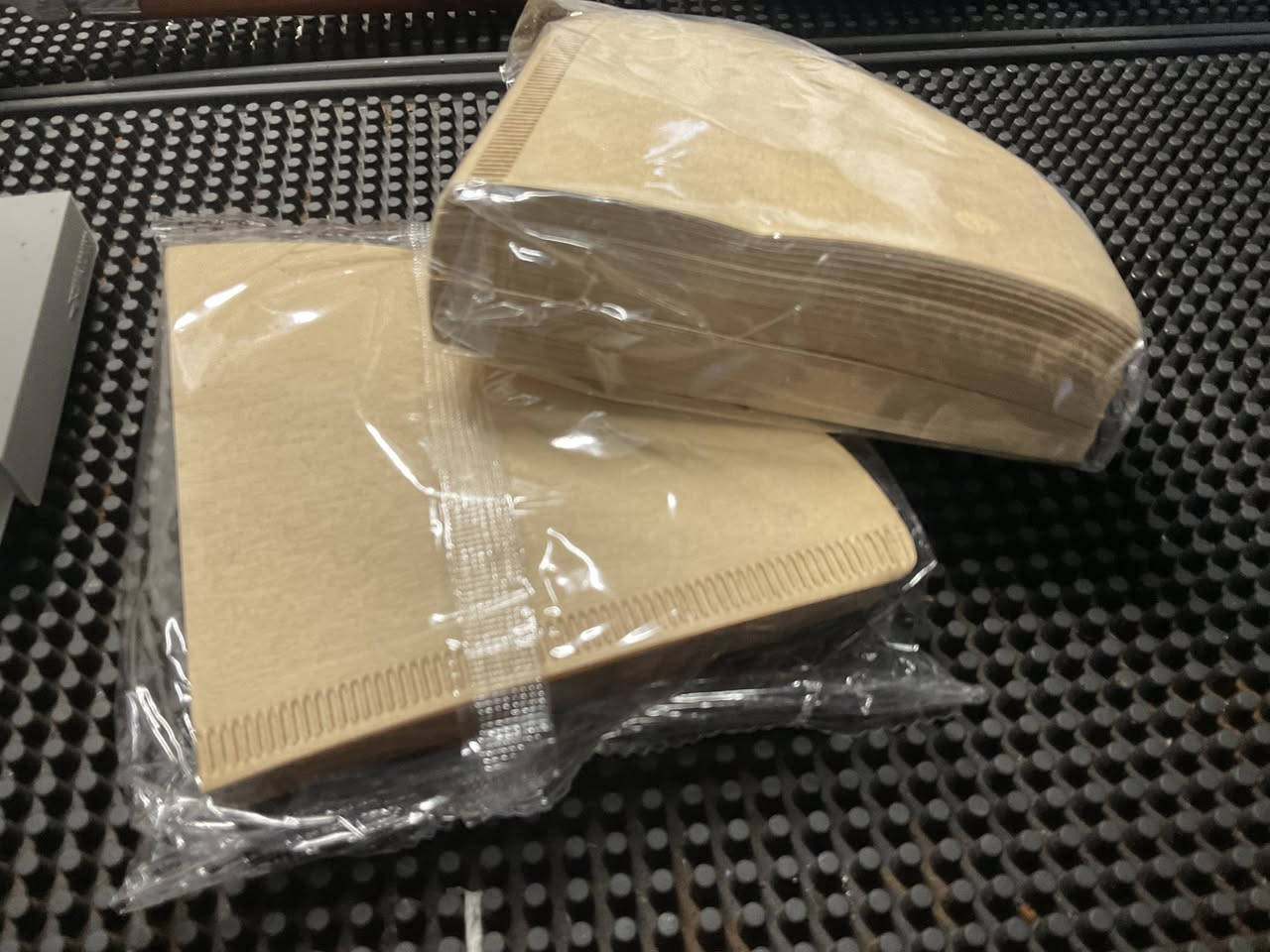 هذا المنتج هو حامل فلاتر القهوة من ماركة وان تو كابس (One Two Cups) موديل V02. 
مصمم لتنظيم وحماية فلاتر القهوة من الغبار والرطوبة.
يتسع لـ 200 قطعة من فلاتر القهوة المخروطية.
مصنوع من البلاستيك الأسود المتين مع غطاء شفاف لسهولة الرؤية.


**إذا كنت صاحب هذا الإعلان وتريد حذفه لأي سبب، رجاءا أرسل رسالة إلى الدعم الفني**