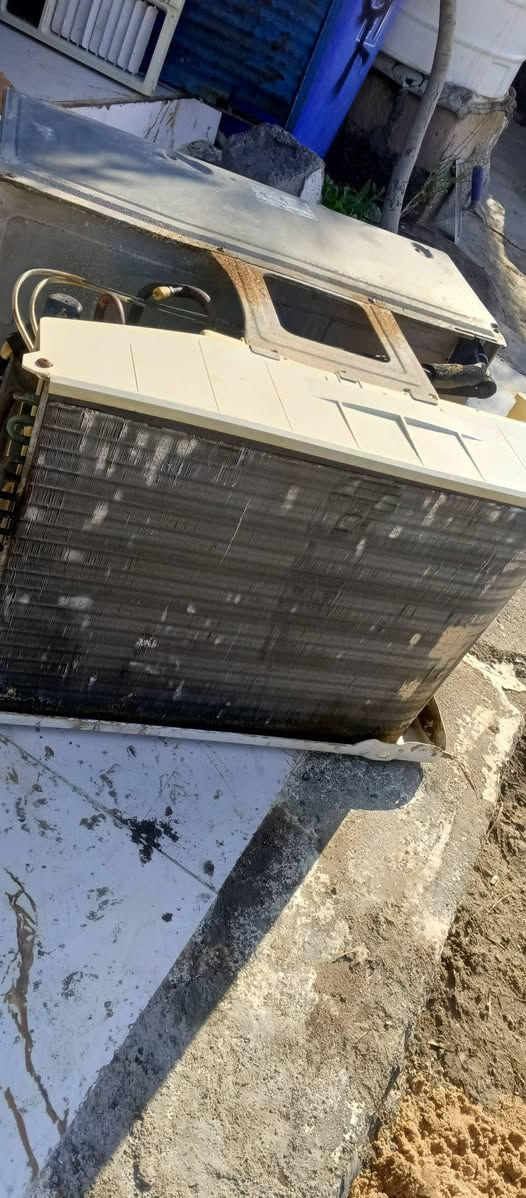 السلام عليكم ،،مكيف كارير طن ونص،شغال،،السعر'230""رجائن بس الشراي يتصل ***********
