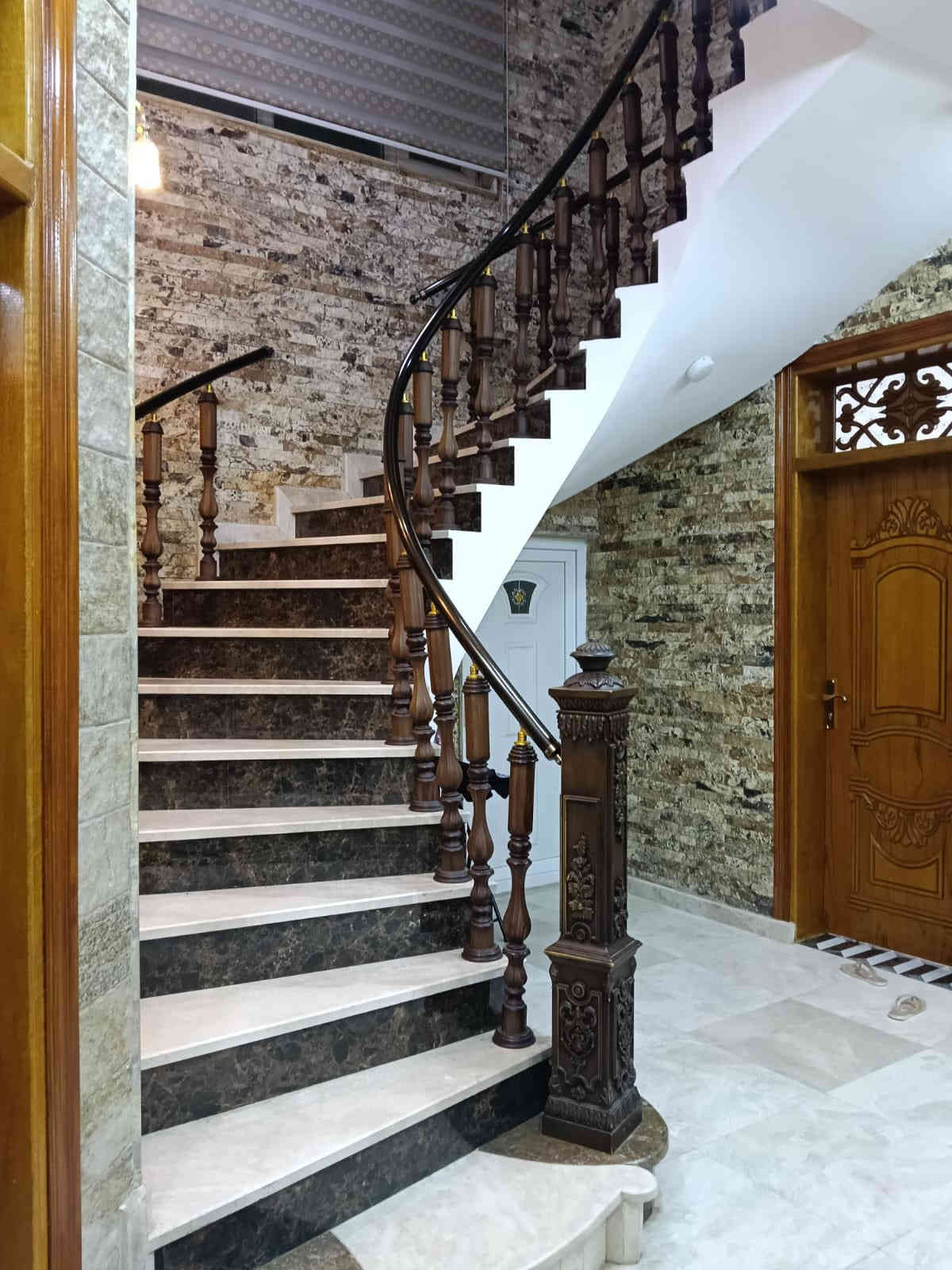 معروض لدينا في المكتب بيت المساحة 180 م بناء حديث درجة اولى طابقين كونكريت مسلح) العنوان الصالحية قرب سيد مجيد وقريب على مدرسة المسيب  الإتصال على *********** ابو علي الاسدي)) ملاحظة ؛ البيت مطلوب اسكان تقريب 30 ملين وسعره 300 مليون يقطع افلوس الاسكان من المبلغ المذكور بيع مستعجل
