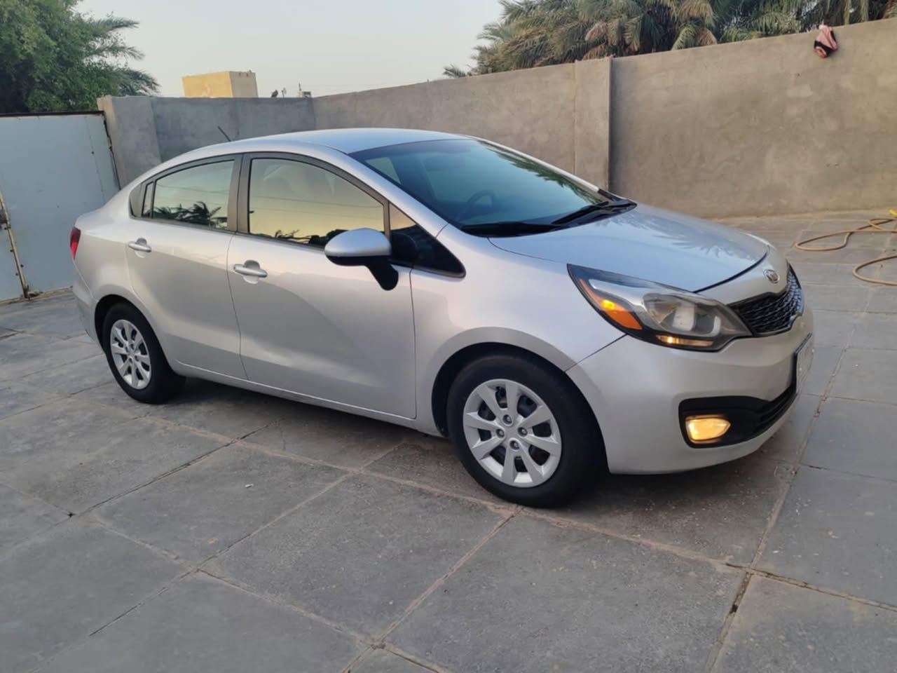 السلام عليكم 
(((كير عادي )))
ب80 وبيه مجال بسيط 
كيا ريو للبيع
موديل 2016
وارد امريكي 
حادثها فقط الدعاميات
وبيه صبغ
 شبر بالباب وشبر بالهلال الخلفي 
مكاني الناصريه مركز 
***********
