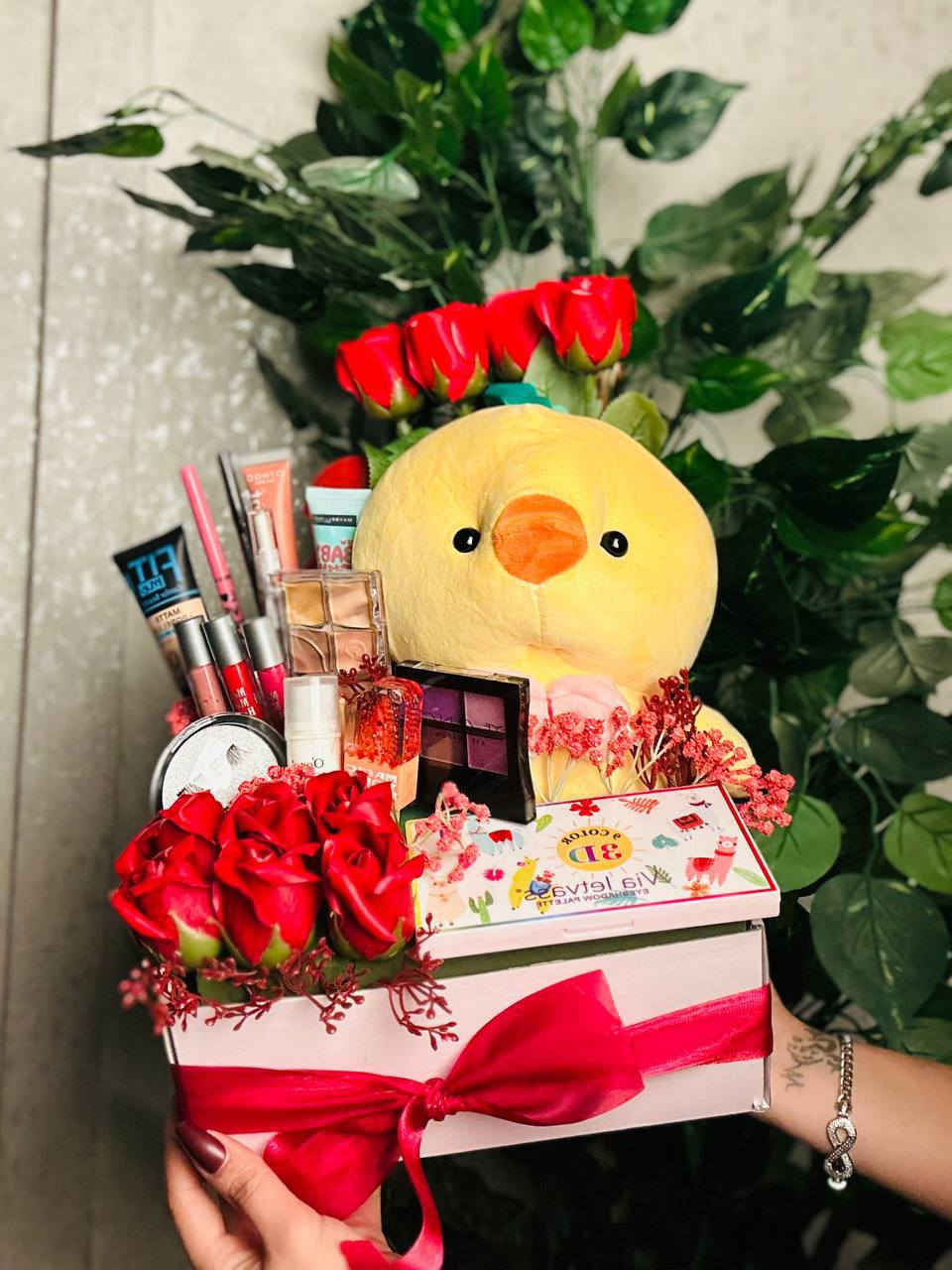 اجمل بوكس ممكن تشوفوا بمناسبة الفالنتاين 🌹🦋❤️

لأنكِ قطعة من السكر في عالمي، ولأن دلالكِ لا ينتهي.. أهديتكِ هذا البوكس المليء بالحب والجمال. كل عيد حب وأنتِ أميرتي المدللة. 🐥💕💄"

بطة صفراء كبيرة الحجم ولطيفة جداً، تعطي لمسة دافئة للهدية.🐥
❤️باليت صغير بألوان بنفسجية.
❤️باليت كنتور أو إضاءة بـ 6 خانات.
❤️كريمات الأساس والوجه:
❤️كريم أساس Maybelline Fit 
❤️برايمر Maybelline Baby Skin لتنعيم البشرة.
❤️مجموعة من أرواج "ليب غلوس" بألوان مختلفة (أحمر وفوشي ونود).
❤️أقلام تحديد عيون (آيلاينر) وكحل.
❤️علبة رموش صناعية.
❤️زيت أو سيروم للشفاه (Magic Oil).
مع كارت حسب العبارة لتريدها🎁

سعر البوكس 26 الف توجد خدمة توصيل لجميع المحافظات ب5 الاف #جميع #محافظات #العراق


**إذا كنت صاحب هذا الإعلان وتريد حذفه لأي سبب، رجاءا أرسل رسالة إلى الدعم الفني**