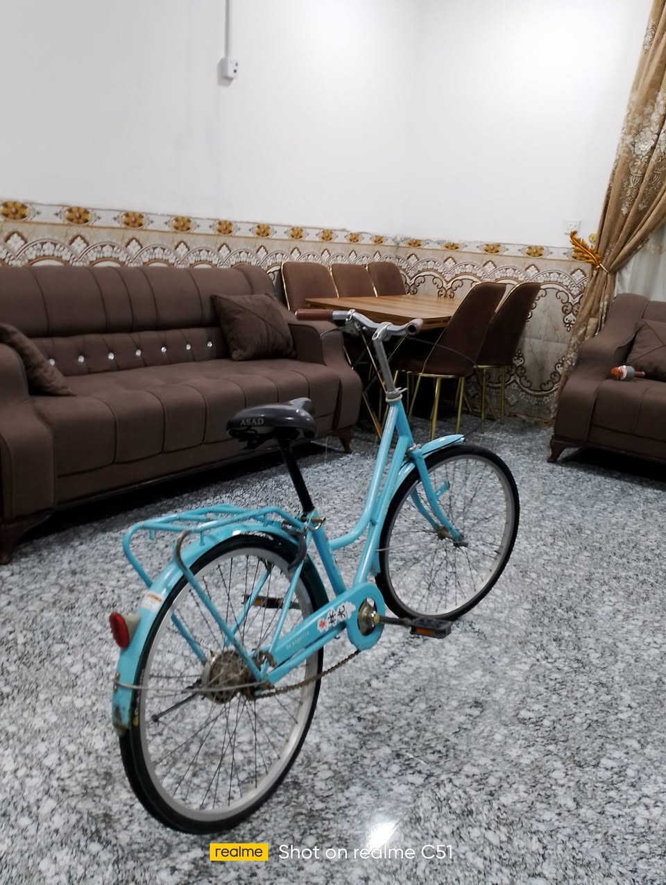 سلام عليكم البايسكل عادي حجم22 نظيف تايرات جدد ياباني البايسكل برغي مفتوح بي سعر70وبي مجال
رقم الهاتف ***********
