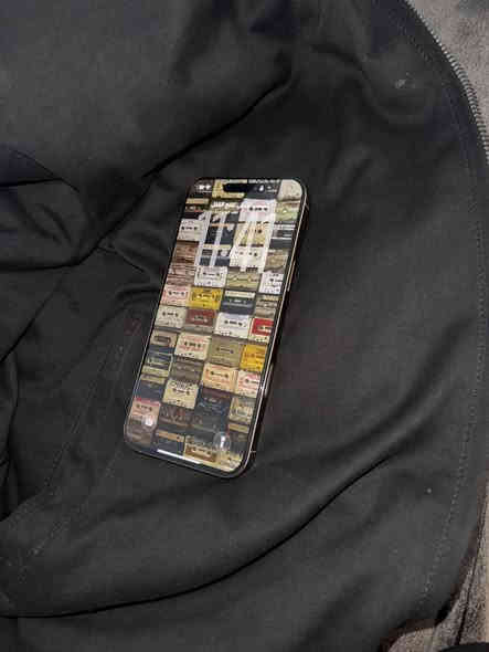 السلام عليكم 
ايفون 16 برو ماكس 256 الجهاز جديد استعمال فقط للتصوير ضمان ماستر بطارية 100 مشحون 72 الجهاز حته سيم كارت مامدخلين بي السعر مليون ونص وبي مجال بسيط ***********
