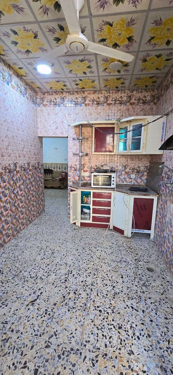 مكتب ولايه علي 

بيت للبيع 100  متر طابو زراعي سند 25 مشمول بالتطويب وترقيم بلديه

اساس وسقف صب كونكريت مسلح بنيان طابوك

مبني فيه غرفه وصاله ومطبخ واستقبال وصحيات داخليه وخارجيه وطارمه ومكشوفه وطابق الثاني غرفه هيكل 

العنوان شارع المطار القديم قرب مدارس سيد حاكم بالفرع 

السعر المطلوب 33 مليون وبيه مجال

للاستفسار اتصال أو واتس اب 
***********
أبو علي العبدلي
