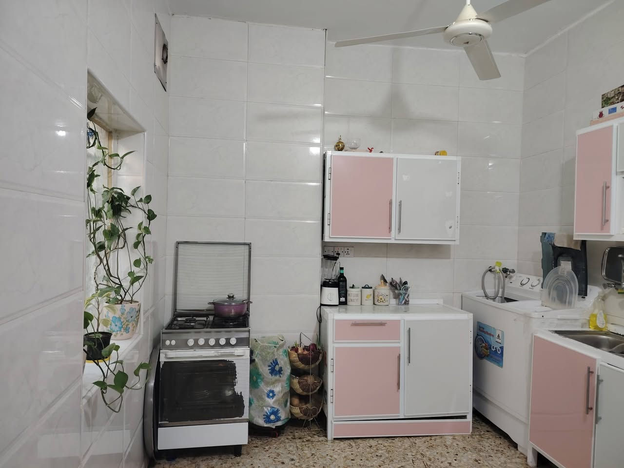 بيت للبيع مع الاثاث  في المشتل قرب كراج بعقوبه  مساحه 70متر يحتوي على  طابقين الاول يحتوي على استقبال وصاله ومطبخ وصحيات والطابق الثاني يحتوي غرفتين نوم وبالكون وصحيات والطابق الثالث  غرفه سندويج وصحيات وسطح  للتواصل على هذا الرقم متواجد فقط واتساب***********
