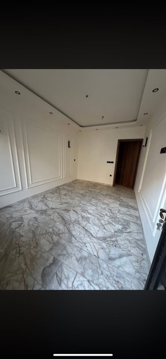 سلام عليكم
⸻

للبيع – بيت في منطقة السيــديه

📏 المساحة: 80 متر

🏠 الواجهة: 4 متر

🔨 البناء: زيرو – بناء 2025

المحتويات:

 • 4 غرف نوم

 • صالة

 • مطبخ

 • 2 خدمات (حمّامين)

📞 للاستفسار: *********** انس
