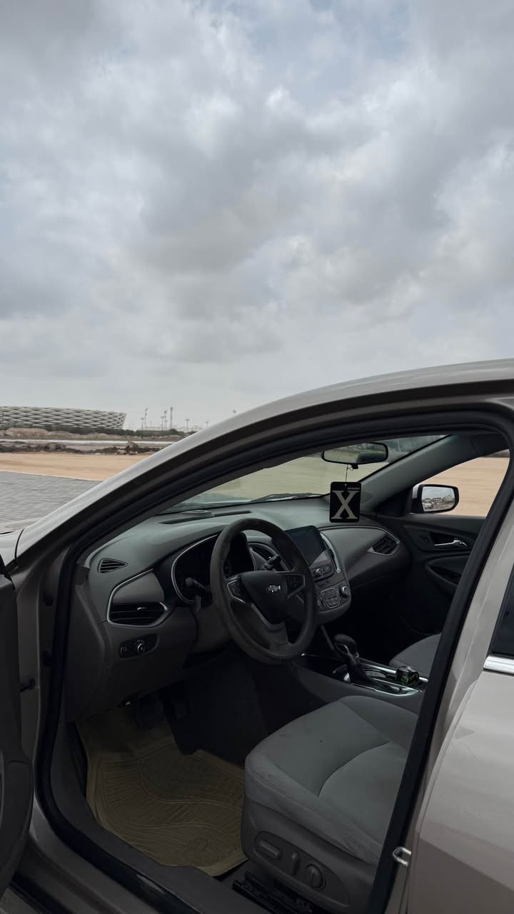 السلام عليكم 
للبيع ماليبو موديل 22 رقم اربيل الجديد تريد تحويل او وكاله بأسم شركة 
حادثها جاملق وبنيد البنيد مبدل والجاملق نفسة راحع بارد حادثها كلش حلو سطحي وبيهة كلير نفس الجاملق والبابين صفحة الراكب السيارة حلوة وجاهزة ما تصرف عليهة ربع ومداريها بالدهن وبانزين محسن وبالعافية على الياخذها 
مواصفات 
دخل بيجي 
كشن كهربائي 
شاشة كبيرة كار بلي 
تبريد قطعتين 
تدفئة كشنات 
وباقي المواصفات المعروفة 
السعر 110 وبيهة مجال قليل 
للاستفسار:*********** البصرة, العراق
