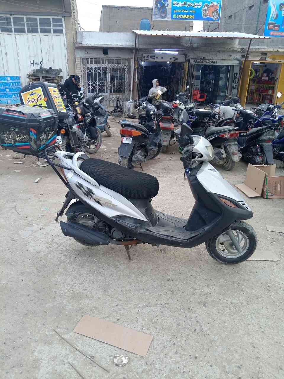 سلام عليكم دراجه ماكس ١٤٠ جديده رنبه صار شهر من نزلت من رنبه سعر ٦٥٠ بيه مجال هيه ول جنطه مالته *********** مكاني محموديه
