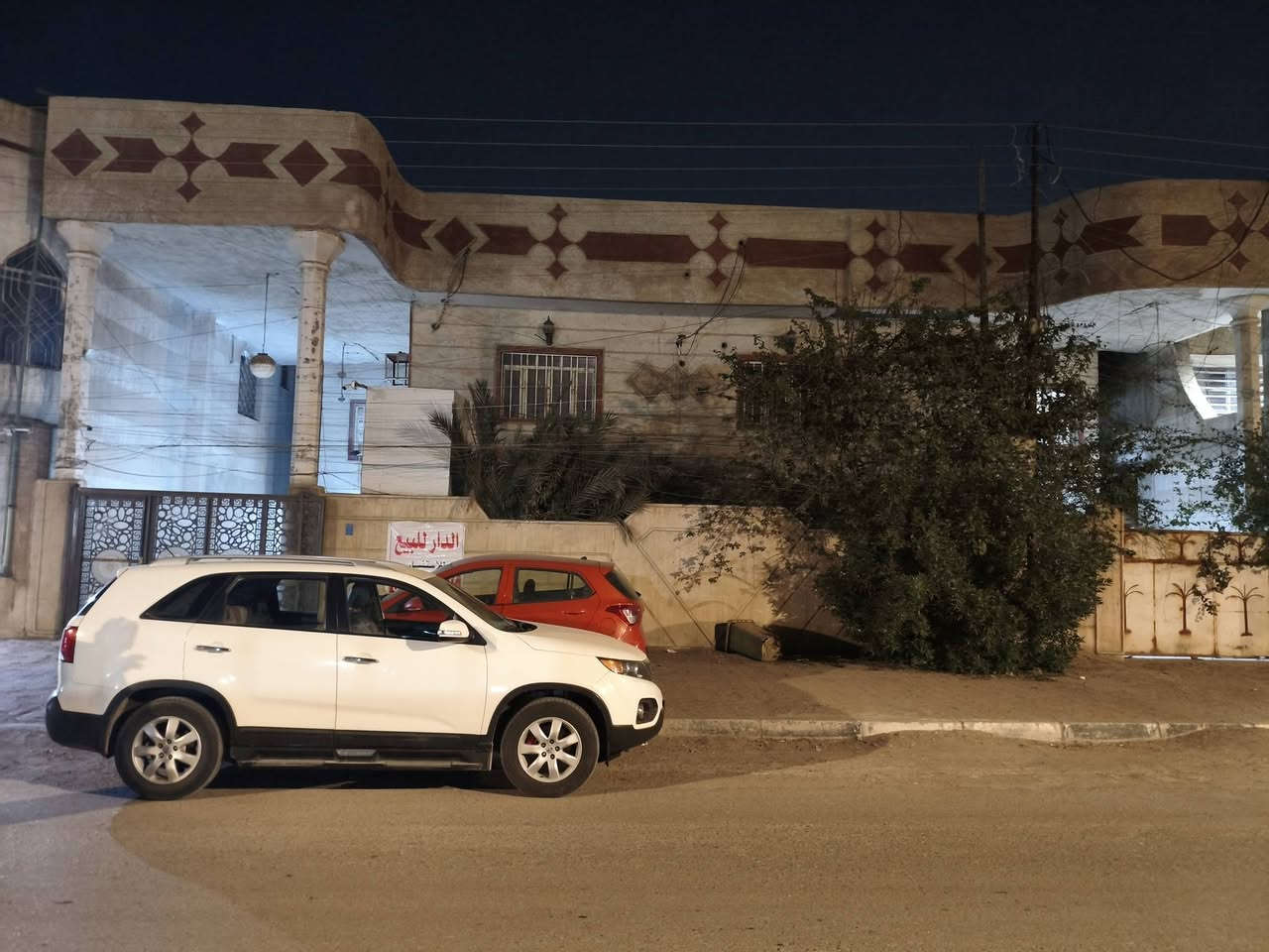 عقار للبيع مع ملحق مشتمل في الجبيلة قريب جدا على مول بصرة تايم سكوير يقع على شارع 25م باب دخول مول التايم المساحه الكلية للعقار تقريبا  400م2 .
تفاصيل العقار : واجهة20م وتقريبا نزال20م مكون من طابقين مع حدائق امامية وخلفية مع كراجين الاول يسع 2 سيارة والثاني 1 سيارة .
الطابق الاول : يحتوي على صالة كبيرة ومطبخ كبير وهول وغرفتين وصحيات . 
الطابق الثاني : يحتوي على غرفتين نظام سويت 
يوجد ملحق مشتمل في الطابق الثاني بمساحة 100م2 يحتوي على استقبال ومطبخ وغرفتين وصحيات . 
بناء الدار قديم ومرمم في سنة 2010 مع بناء المشتمل في سنة 2015 .
العقار يعد فرصة استثمارية كونه يقع في مركز المدينة ومنطقة راقية وقريب جدا على المول وعلى شارع تجاري عريض وقريب جدا على الشارع العام شارع دينار يكون مدرسة او روضة او مبنى شركة او سكن . 
لمزيد من التفاصيل الاتصال على الارقام التالية : 
*********** - *********** يتوفر واتساب .
