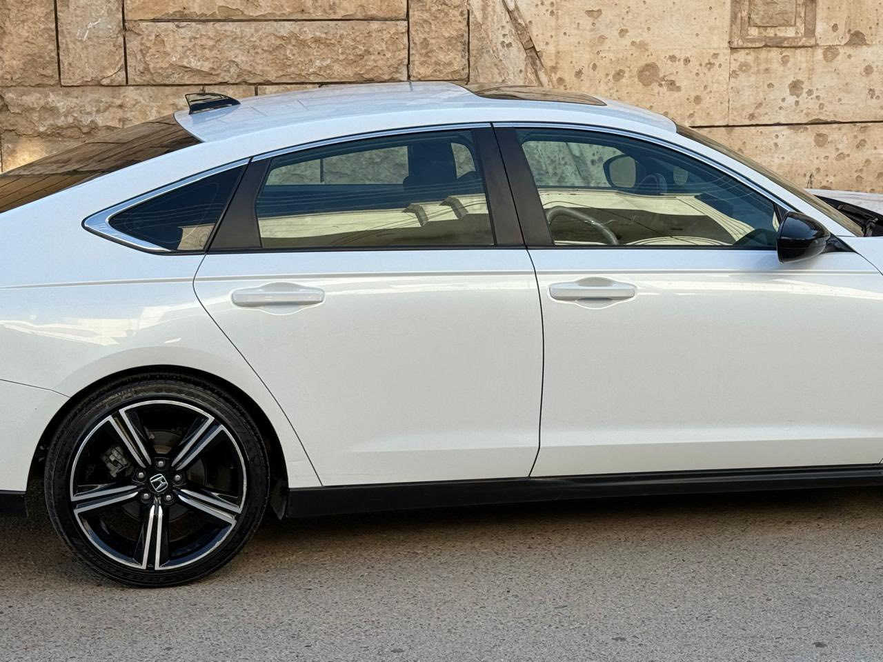 للبيع اكورد اعلى فئه هايبرد سبورت
موديل 24
ماشيه 30
حادثها بامريكا فقط ربع الدعاميه موضح بالفديو
وبالعراق صارت بيها طخه بالصندوك خفيفه بعدها ما مصلحه وبيها رصعه زغيره بالباب الخلف السايق 
رقم ***********

