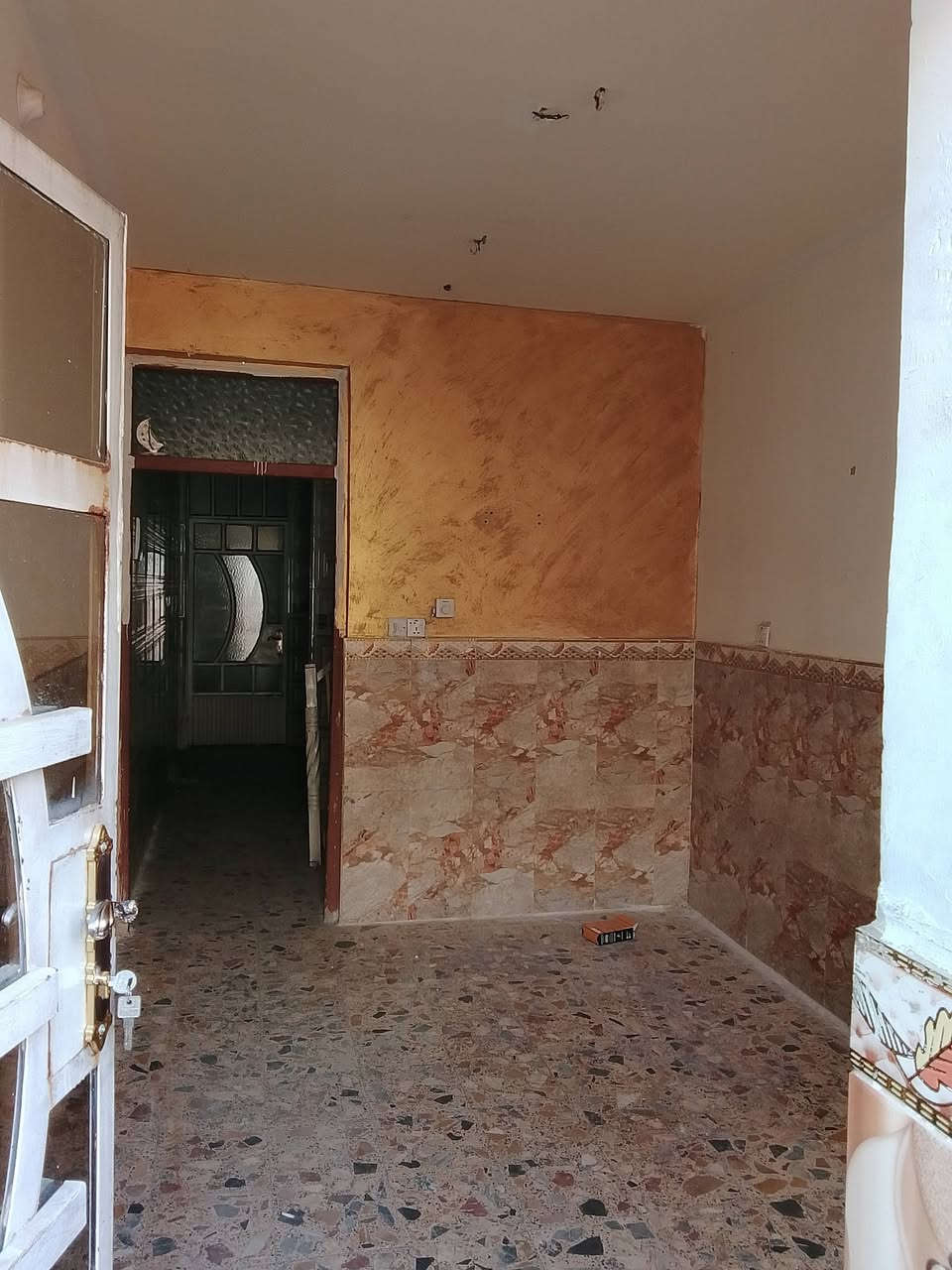 السلام عليكم يتوفر لدا مكتبنا مشتمل الايجار المساحه 40م طابقين يحتوي على غرفتين نوم فوك وجوه استقبال ومطبخ وخدمات موقع المشتمل الشعب قرب شارع عدن مقابيل مصور الكنز ومطعم حجي عادل بلافرع ابضهر اسواق عقيل الساعدي وماركت ابو جعفر الاستفسار مكتب الشعب للعقار بدل الايجار 375الف ***********
