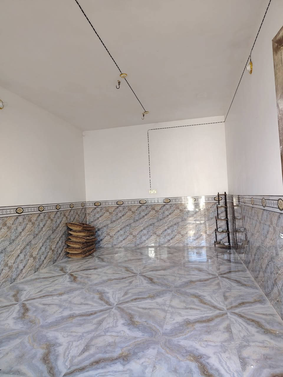 سلام علیکم اعید انشر بسبب ضروف المشتري بستان مع بیتین للبيع طابو زراعي سند 25 مساحة البستان مع البيتين 1463متر البيت الاول بناء جدید يحتوي على غرفتین وصاله واستقبال ومطبخ مساحة البيت الاول 
181متر يحتاج الی لبخ وارضيه البيت الثاني جاهز للسكن يحتوي على غرفتین وصاله واستقبال ومطبخ مساحة البیت الثاني 216متر العنوان الحیره قريه الليشان علی شارع الصنين قرب مدرسه احد الشراي يتصل على 
رقم ***********
