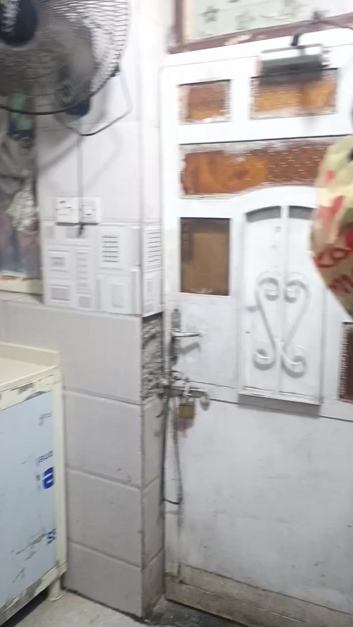 دار كلاسك طابو سكني للبيع المساحة ١٠٠ متر واجهه ٥ متر نزال ٢٠ متر يحتوي على ٢ نوم وصاله ومطبخ وخدمات وهول داخلي 
الموقع جيد جدا في الدوره حي الوادي 
السعر ١٦٠ مليون مع مجال بسيط 
للاستفسار الاتصال على الارقام *********** أو ***********
