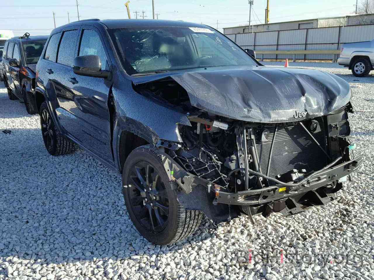 السلام عليكم جيب موديل 18 اصل حادثها اللي بالصوره فقط مكينه وقير جدد خير من الله صارنانشاده تفاصيل على هذا الرقم لان لا اتواجد على الفيس‏‪***********‬‏
