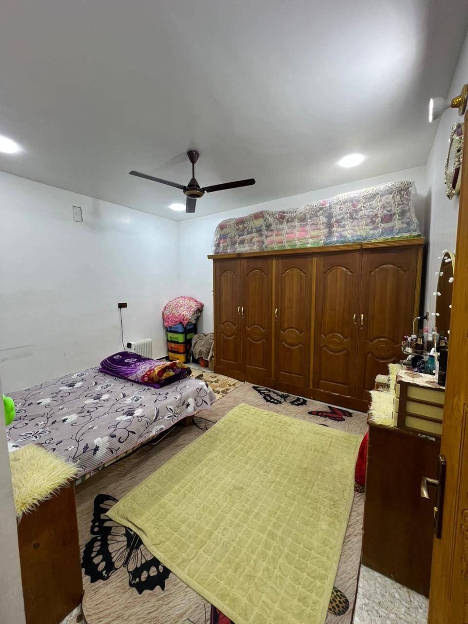 #بيت للبيع طابقين(١٠٠)متر واجه(٥) نزال(٢٠) بغداد حي الكوفة الفرع خلف محطه الهدى مي ارو بناء جديد ماء كهرباء مجاري تبليط المنطقه مشموله بقرار الطابو ثلاث غرف + استقبال حمام عدد. ٢ صاله فوق جوه بيتونه سطح كامل شتايكر  السعر (١٢٥)مليون وبي مجال بسيط الاتصال ***********
