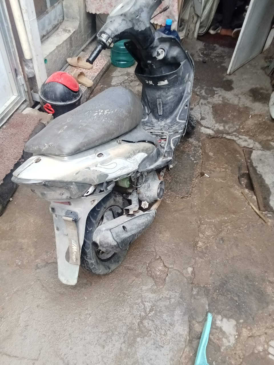 سلام عليكم شباب دراجه ماكس عدله شغاله بس مالنصه طاكه وكفرات تعبانه يعني يرادله ترتيب  ابيعلك كوم حديد سعر 350 وبيه مجال عنواني حي اور رقم هاتف ***********
