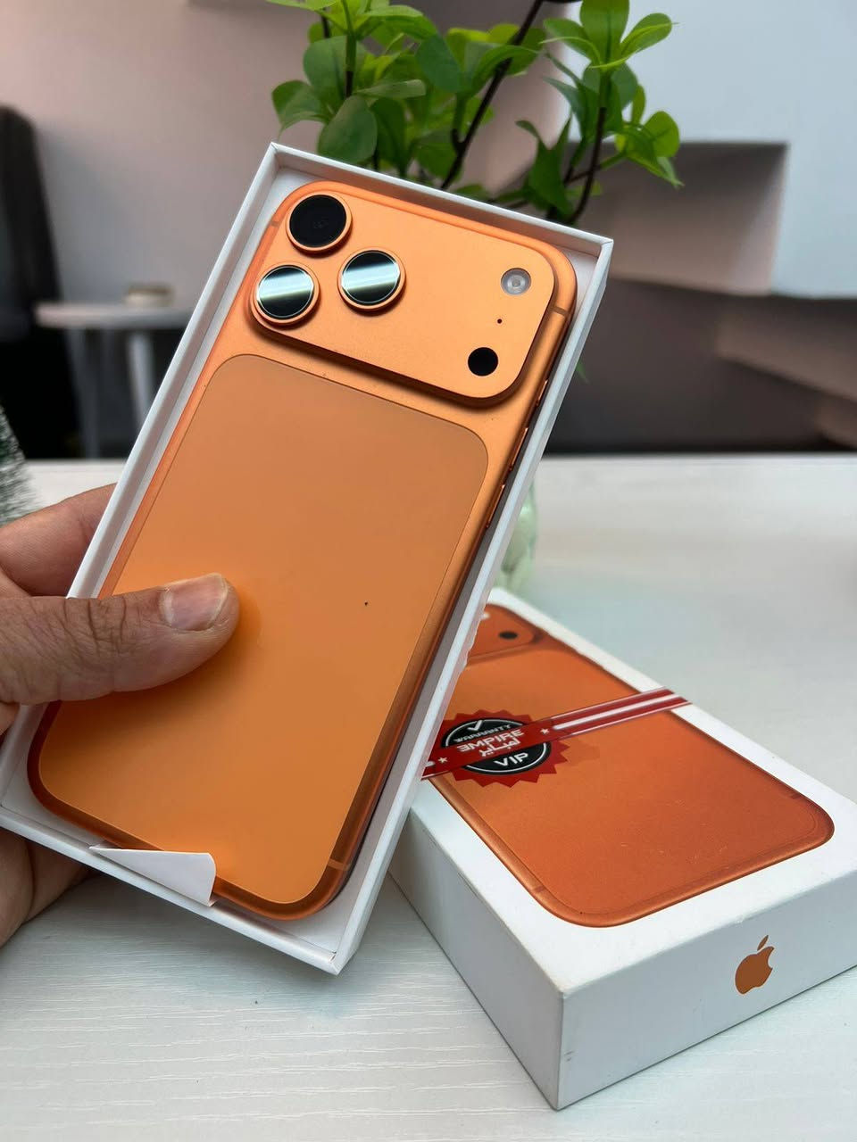 السلام عليكم
ايفون 17 برو ماكس هارد 256 ايسم بدون شريحه 
صحه البطاريه 100
عدد دورات الشحن 53
كامل ل ملحقاه نظافه 100/100
***********
