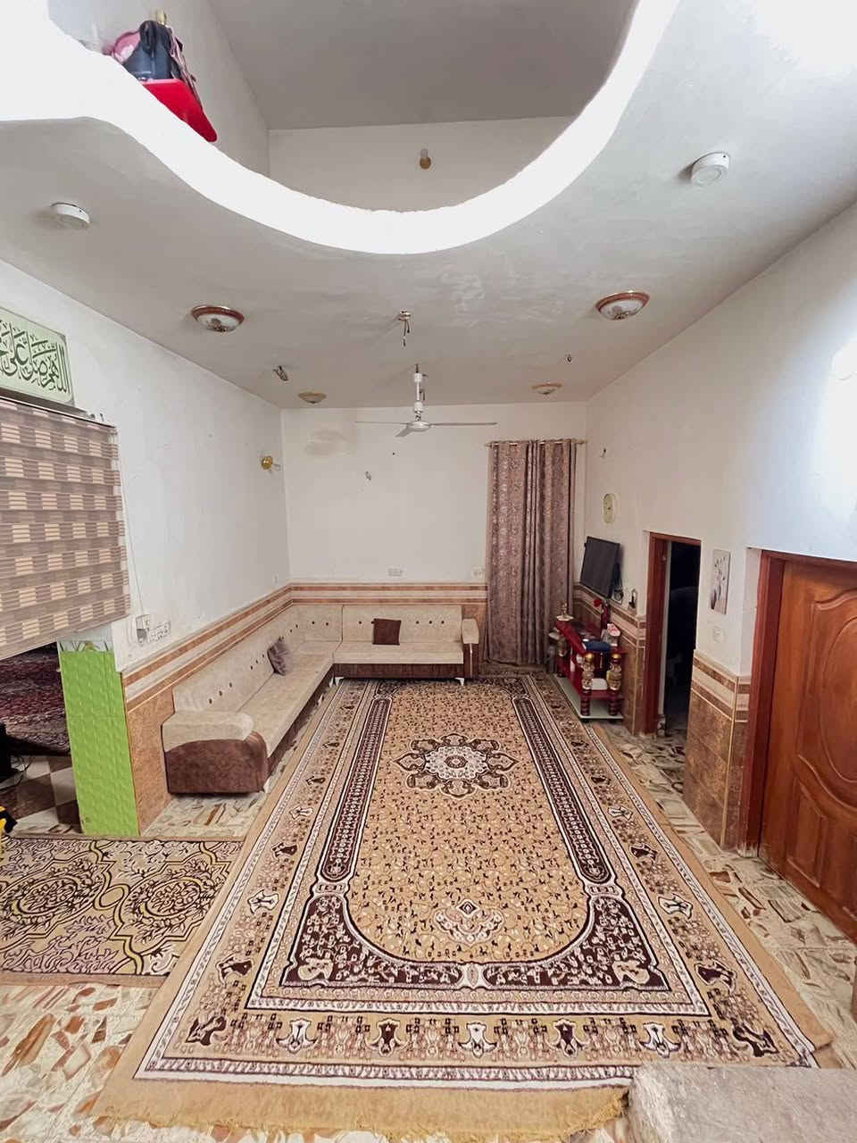 📍 الموقع: ام الخيل الثالثة شارع عشرين قرب مدرسة قطر الندى الابتدائية
📐 المساحة: 200 متر بناء حديث 
↔️ الواجهة: 10 متر

🏢 عدد الطوابق: طابق واحد

🔹 التفاصيل:
🛏️ غرفة عدد ثنين
🛋️ صالة
🛎️ استقبال
🍽️ مطبخ
🚿 حمام 
🚗كراج سيارة

⭐ المميزات:
✨ البيت مرتب وجاهز للسكن
📍 قريب من كافة الخدمات

💰 السعر: اكتب تم يجيك خاص

————————————
#متابعة_الصفحة
#نستقبل_جميع_عروضكم
———————————————————
🔺#للاستفسار الاتصال ع الارقام
***********📲 رسول
‏‪***********‬‏ 📲  ابو رسول
واتساب ***********
————————————
او زيارة مكتبنا متواجدين 11 صباحاً إلى 8 مساء 
🔺مكتب رسول الناصري للعقارات 
🔺العنوان:-شارع 60 مقابل صيدلية كبسولة
