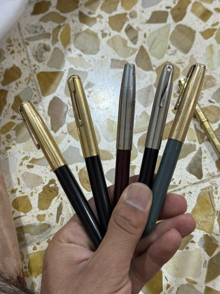 مجموعة اقلام للبيع
صناعة أمريكية 
عدد 11
2   سلية ذهب عيار 585/ 14.K ماركة شيفر
ماركات/ شيفر / باكر/ 
بيع شلع
يوجد توصيل لجميع المحافظات 
***********
