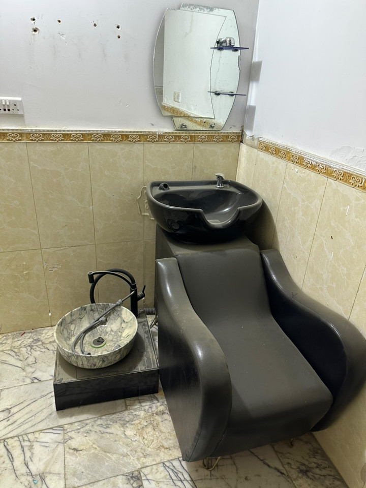 غراض صالون كامله وجديده ماكاعد زبون واحد عليهن 
كما موضحات في الصوره مكاني نجف
*********** 
***********
