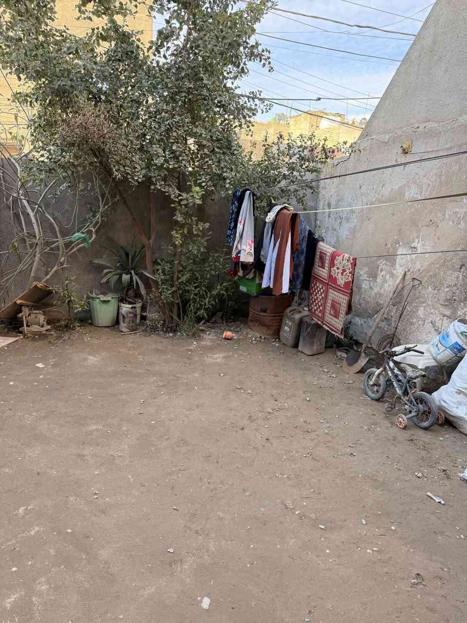 السلام عليكم
بيت للبيع مساحة 80 متر واجهة 4 ونزال 20 
قطع من بيت 200 متر قطع البيت يكون عدل فقط بناء بيبان للقطع وسياج 

البيت متكون 
من حديقه مساحتها  6 ونص
واستقبال 7*4 
وغرف نوم عدد 2 وحده جوه والثانيه فوك 
البيت طابو صرف بأسمنا 
العنوان 
بغداد الدورة ابو دشير شارع الضغط قرب اسواق بيت جدو 

السعر 90 مليون 

للأستفسار الاتصال على الرقم التالي 

ابو علي 🛑 ‭0790 465 7344‬
