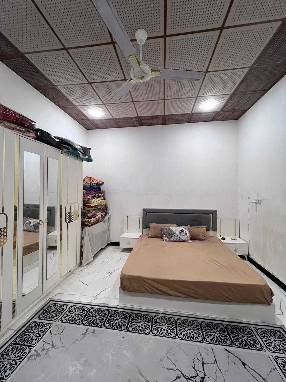 #المساحة :: 200م على شارع 10م
إبي الخصيب ابو كوصرة قرب سنتر طة

ملك صرف زراعي عراقي نموذج 25

#يحتوي :: كراج واسع حديقة صحيات خارجية

أستقبال مطبخ صالة واسعة مناور عدد اثنين

إضافة إلى غرفتين منام وصحيات داخلية ودرج

#السعر ::٧٠ وقابل للتفاوض

#للأستفسار :: ***********
