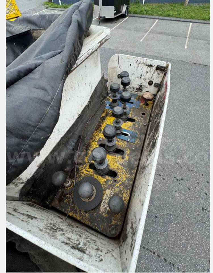 للبيع انترنشينال امريكي رقم فحص استيراد جديد مامشتغل بالعراق موديل 2007طول الذراع 12متر تقريباً للاستفسار ***********
