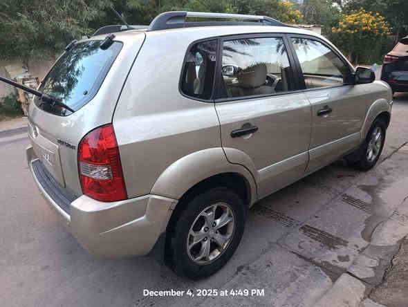 السلام عليكم
  للبيع توسان موديل 2009 لون شمباني محرك2000 دوش
 كير اوتو استلام الشركة العامة .
السيارة جديدة ماشية (20 الف) كيلو متر حقيقي و السيارة كلش نظيفة .
: مواصفاتهه 
فور ويل دكمة
سلايد
مري كهرباء
جامة السايق اوتو
شادلهه حساس خلفي 

مابيهه اي معجون او تصليح و ما مبدلة بيهه ولا قطعة 
 بيهه شخوط بسيطة و مكحلة فقط موضحة بالصور.
سيارة مال جناي و ما متعوبة . كتلوكاتهه كاملة و سبيرهه منازل و بعدهه حته اللزكات مال شركة بيهه 
و تفويلهه سوبر فقط
استعمال مال بيت قليل 
السعر (((135 ورقة)))  و بيهه مجال قليل للشراي
تحويل ثاني يوم 
 تعال و شوفهه و بيك خير و تدلل 
مكاني بغداد المنصور 
للتواصل خاص او عالرقم
***********
