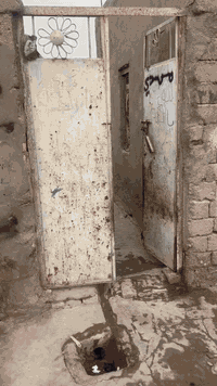 بيت للبيع بتجاوز تحت الصيانه يعني باقي شي قليل ع ترتيب ماي وكهرباء موجود وقريب على كراج بغداد يم البانزيخانه رابع محتاج وريد ابيعه السعر ٤ ملاين تعال وشوف بعينك تفاصيل اكثر خابر ودلل ***********
