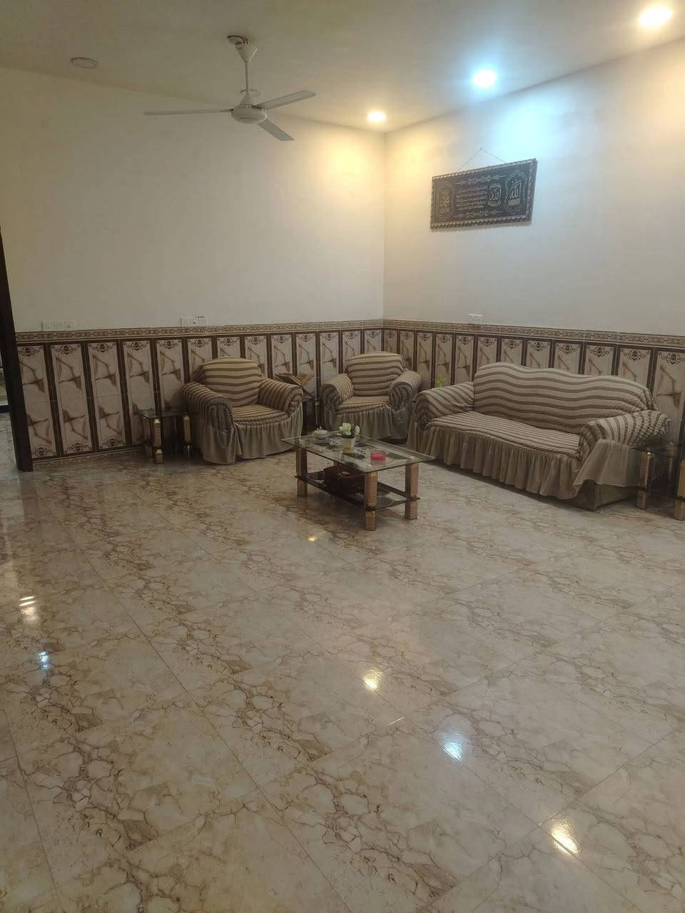 للبيع دار مع محلات
📐 المساحة: 450 متر
📏 الواجهة: 10 متر
📏 النزال: 45 متر
📄 جنس العقار: طابو زراعي (سند 25)
📍 الموقع: منطقة المكاسب – قريب على حي الجهاد
موقع ممتاز ومناسب للسكن والاستثمار
📞 الهاتف: *********** واتس اب 
💰 السعر: على الخاص
البيع جاد، والّي يريد حياه الله يتفضل 🌸
