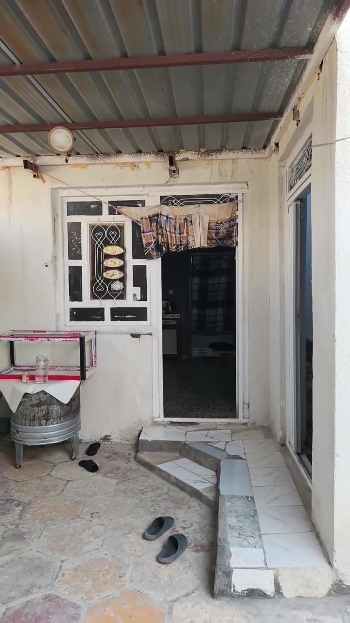 دار للبيع في منطقة الصخيين جامعة ذي قار شارع الرسول بعد عن الشارع ٦٠م مساحته ١٣٠ بيت مرتب وحلوا بلوك عكاده متكون من غرفتين وصاله ومطبخ وستقبال مع صحيات داخليه وخارجية للاستفسار اكثر اتصل ع 
للتفاوض الاتصال على
***********
[١٠‏/٤، ١٠:٠٦ م] الامل للعقار: التواصل معنا 
على صفحة الفيس بوك ( الامل للعقار) 
او الاتصال على الرقم التالي*********** 

للمزيد من العروض على الفيس بك 
https://www.facebook.com/profile.php?id=100087963616783&mibextid=2JQ9oc

للمزيد من العروض على حسابنا التيليجرام (الامل للعقار)
https://t.me/ameralkabe

للمزيد من العروض على حسابنا الواتساب (الامل للعقار)
https://chat.whatsapp.com/GRFrcEXw0J88CVE83bhb8v  
 رابط التيكتوك
https://www.tiktok.com/@user313313100?_r=1&_t=ZS-95QhiOezDyp
