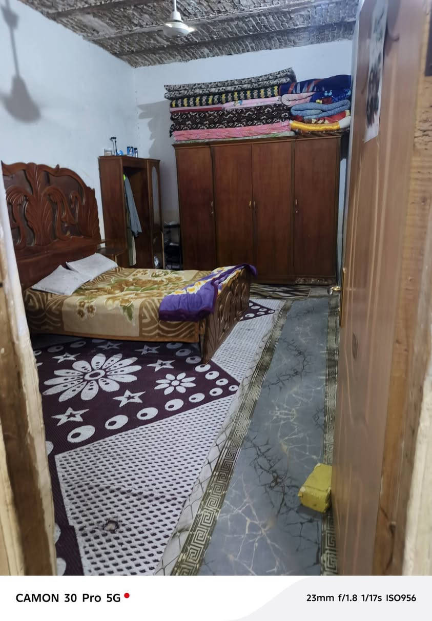السلام عليكم بيت 200 متر بدايه شارع الحوزه يوم سعيدين المطار الجديد السعر 70 مليون وبي مجال غرفتين غرفتين وصاله واستقبال الغرفه الوحده ست امتار والصاله من امتار والاستقبال من امتار والمطبخ خمسه باربعه مكشوفات اثنين تخاريج داخليه وخارجيه فقط ما ملبوخه السقوف والارضيه صبابه الاتصال على الرقم السعر 70 مليون وبه مجال***********
