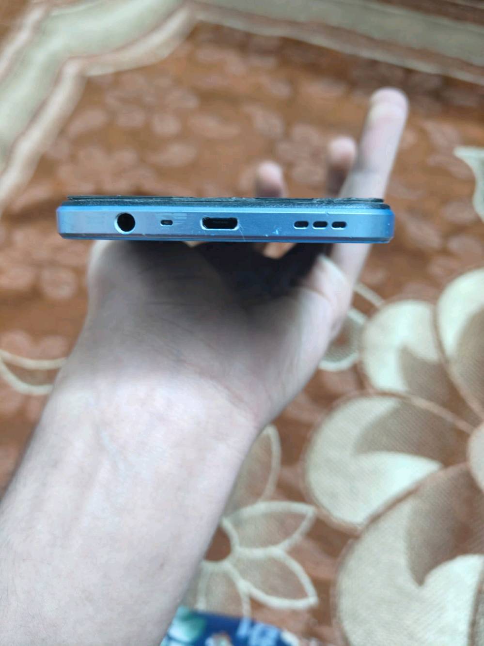 عندي جهازين استخدام شخصي، نظافتهن عالية وشغالات 100%، والبيع بأسعار قفل وما بيها مجال نهائياً:
1️⃣ أوبو Oppo A17 (اللون الملكي 💙)
🔹 الذاكرة: 64 جيجا.
🔹 النظافة: 100% (أخو الجديد) بدون أي شخط.
🔹 الملحقات: الكارتونة الأصلية + كفر شفاف هدية.
💰 السعر: 80 ألف دينار قفل.
2️⃣ تكنو Tecno Spark 10 Pro (الأبيض الثلجي 🤍)
🔹 الذاكرة: 128 جيجا (سريع جداً بالألعاب والتصفح).
🔹 الحالة: الجهاز طيارة، بس البصمة متوقفة (ما تأثر على الاستخدام) وبيه شخط بسيط جداً بالجانب.
🔹 الملحقات: كفر حماية.
💰 السعر: 85 ألف دينار قفل.
📍 المكان: بغداد - مدينة الصدر 
⚠️ ملاحظة:  والي ياخذ الجهازين سوية أحسبهم اله بـ 160 ألف نهائي.