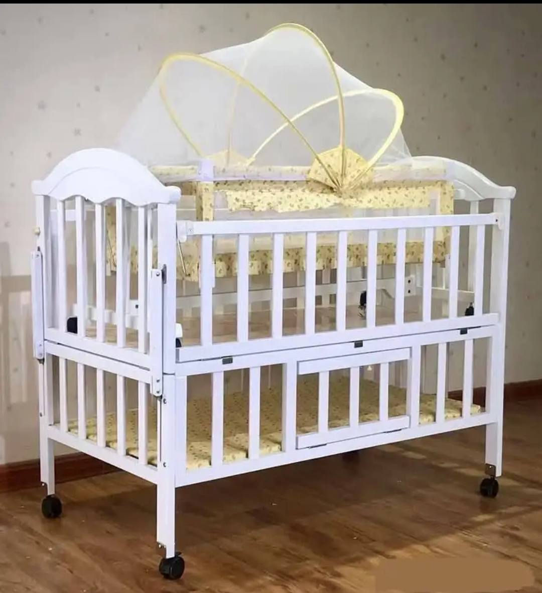 للبيع: سرير أطفال  (نظام طابقين) نظيف جداً
​المواصفات والمميزات:
​نظام طابقين: سرير أساسي چبير + مهد صغير (هزاز) تكدرين تفصليه وتستخدميه وحده.
​ينفتح من الجانب حتى يتنصب ويه سرير الأم لسهولة المتابعة والرضاعة.
​يكبر ويه الطفل السرير مستويات وقابل للتطويل، يخدم الطفل من الولادة لحد عمر 6 سنوات.
​ يحتوي على مكان واسع جوه السرير لترتيب الملابس والحفاضات.
يحتوي على ناموسيه للسريرين
 السريرين بيهم تايرات (عجلات) لسهولة التنقل داخل البيت مع قفل للأمان.
​الحالة: نظيف جداً 
مكان بغداد


**إذا كنت صاحب هذا الإعلان وتريد حذفه لأي سبب، رجاءا أرسل رسالة إلى الدعم الفني**