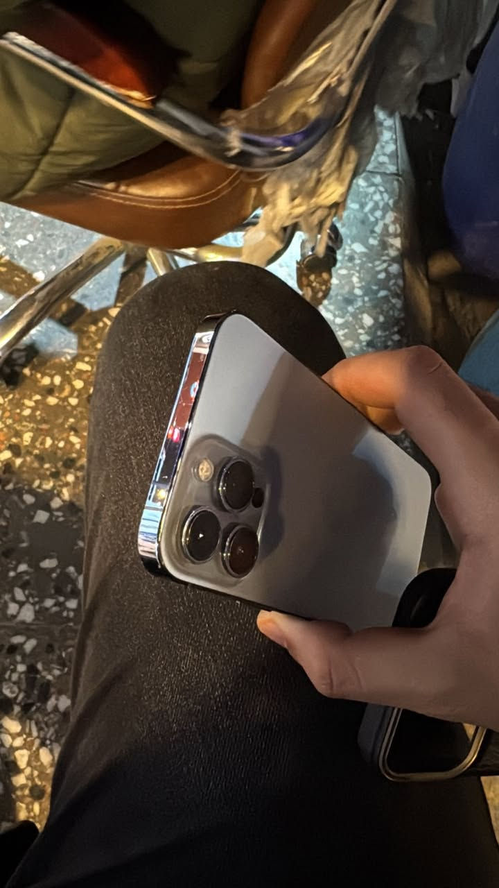 ايفون 13برو ماكس بحري 
كلش نضيف نضافه 100‎%‎
ذاكرة 256 
مابي اي خلل شرط الفحص والضمان  
فقط الشاشه مستبدله بأصليه جان بيها فطر سابقا بطاريه 80بلاديه السعر 550بي مجال بسيط مكاني بغداد حي الحسين قرب خدمي المطار 
***********
