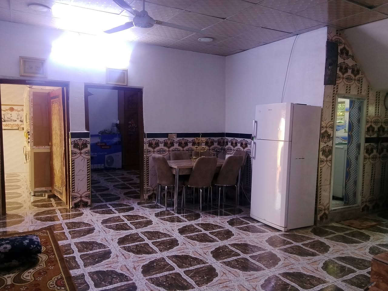 بيت للبيع اومراوس حسب القناعه مساحته 300 متر مكان العريفيه قرب الشارع العام كلدور استقبال هول صاله غرفتين نوم مطبخ ترك داير البيت ***********
