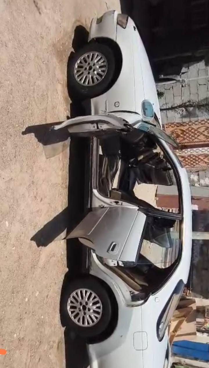 ***********
سياره مارك 
مكفول من النقل والكص والكلبه 
تبريد شغال
حداديه امامي وخلفي
تخم تايرات 
البدي شوفت العين 
مكينه 2500
گير مالته بلاد مالته 
سنويه جديده 2030 
رقم بصره
سياره بأسمي 
مكان قضاء الفاو /
