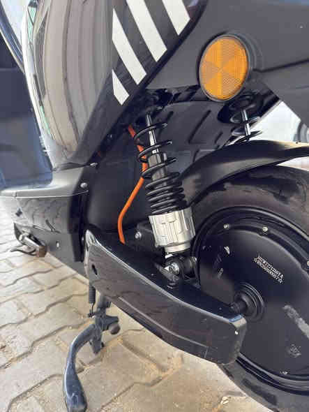 دراجه شحن للبيع نوع (BENENG)
دراجه تحتوي على 6 بطاريات 
نضيفه ماشيه فقط 3400
اخذتها ٣١/٥ يعني بشهر السادس
دراجه كلش نضيفه مثل ما مبينه بالصور 
نضام ٤ سرعات سرعتها ٦٠ حقيقي
السعر ٦٠٠ قفلها ماخذها ب٨٠٠ اني والشراي يجي وبي خير ويدلل
وياها خوذه هديه 
العنوان بغداد شقق الطالبيه
*********** واتساب
