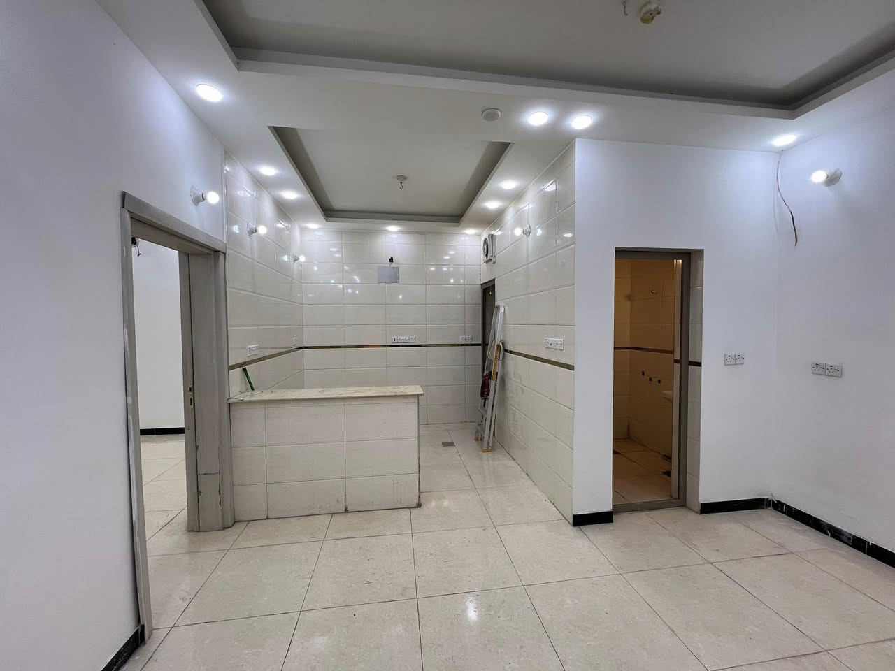 شقة للبيع المساحة 130 م ارضيه عالشارع طابو صرف/كرادة خارج 52 قرب ساحة التحريات /بناء حديث ٣ غرف/3حمامات /مطبخ واستقبال ومخزن تفاصيل اكثر ***********
