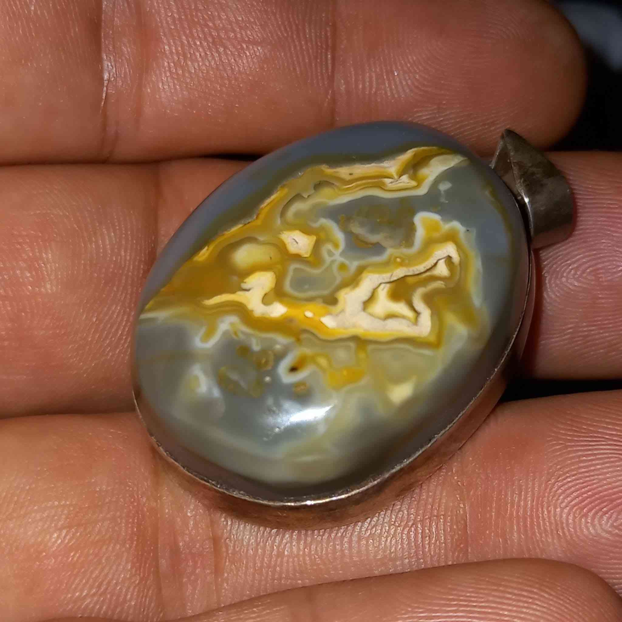 🔲 قلادة حجر السليماني رصاصي قطعة قديمة مطلسمة السياقة مالتها فضة اصلي العنوان بغداد اي سؤال الإتصال بالرقم يوجد خدمة توصيل
***********
