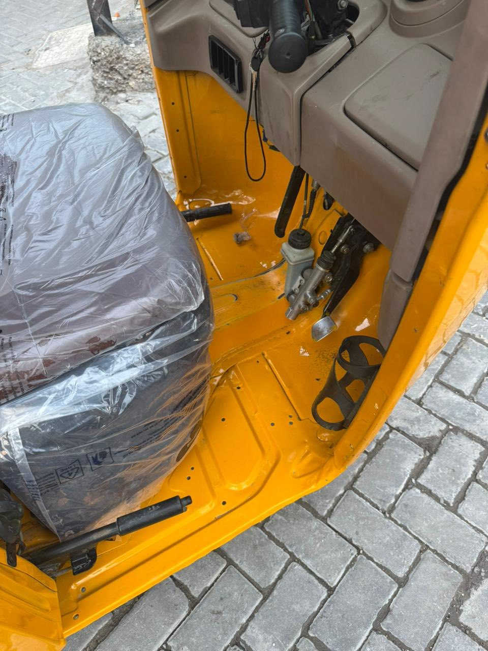 السلام عليكم تكتك ٢٢ شهر ١٠ كفاله سعرها ٨ و ٦٠٠ بيها مجال شي قليل ***********
