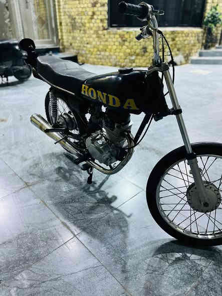 سلام عليكم
دراجه يراني محرك نامه شلامجه شاصي نامه 
دراجه ما عوزه برقي 
أدوات كفاله من السرقه 
الموقع ام قصر
السعر 450 وبيه مجال بصيط 
الاستفسار 
***********
