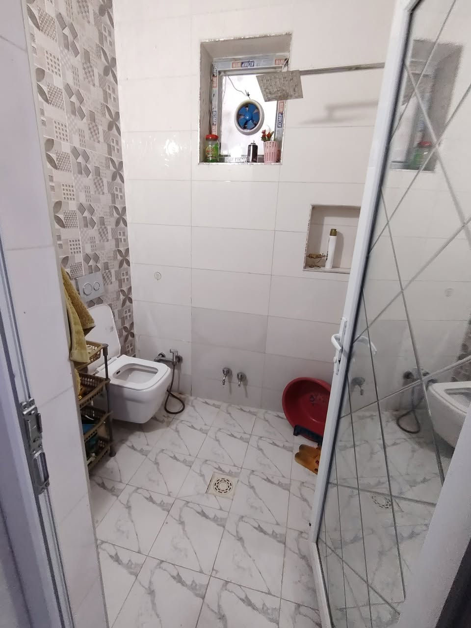 دار للبيع مساحه 100متر
واجه 5 متر نزال 20 متر
سنه البناء 2023
بيت فول ديكورات لدات مخفيه دار كلش مرتب
واجه بورسلين شغل تصفير درجه اولى ارضيات بورسلين
يحتوي على مدخلين 
3غرف نوم وصاله مطبخ خدمات عدد 2 
موقعه حي الجهاد الحمدانيه 
سعره 235 وبي مجال 
للأستفسار أكثر اتصل ***********
# مكتب_عالم_العقارات
