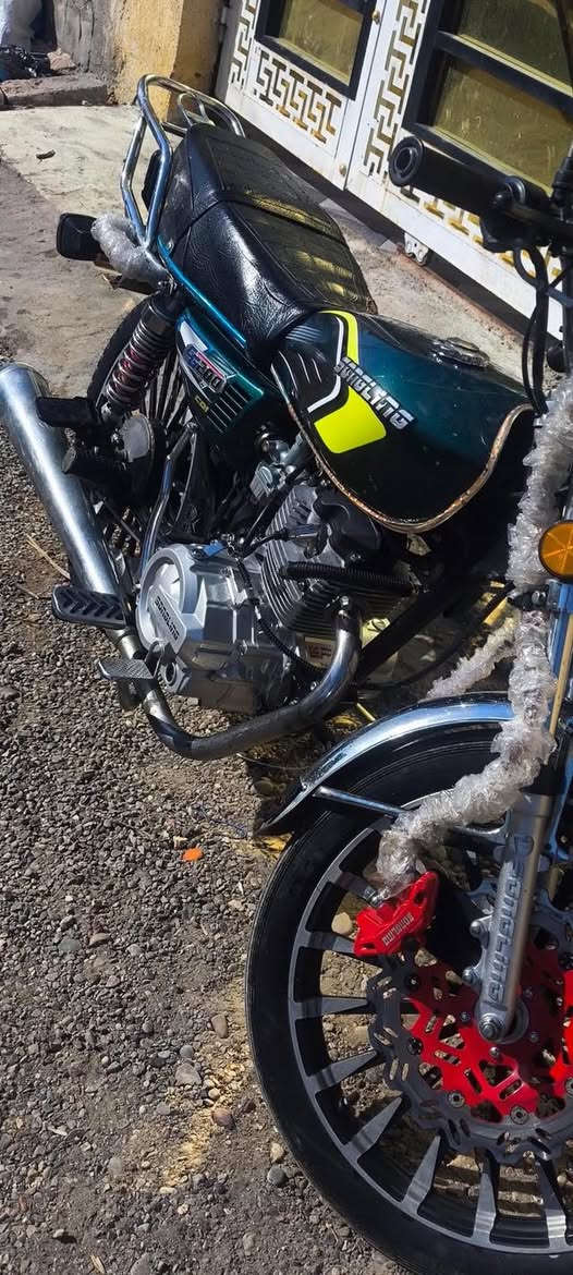 سلام عليكم شباب دراجه سيفان موديل 2025 محرك 200
كفاله عامه مابيه اي نقص موضوحه بل صور مرتبه وكاعد 
سعره 700وبيه مجال الشراي يدخل 
مكلف بل نشر رقم صاحب دراجه ***********
