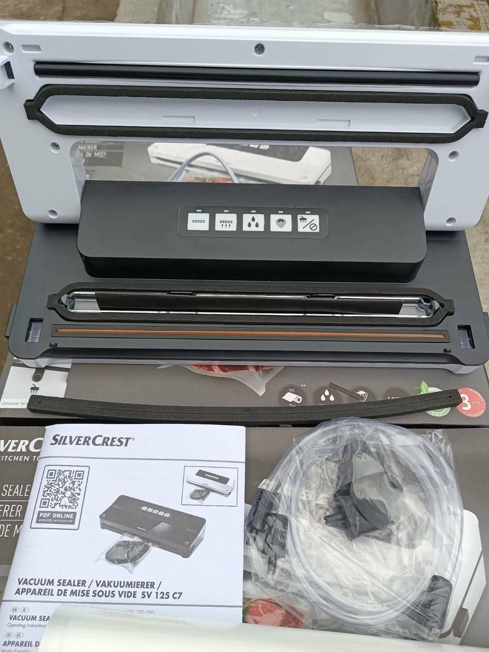 جهاز تفريغ الهواء وتغليف الأطعمة سيلفركريست  وسويج ان (Silvercrest Vacuum Sealer)  يتميز بالتالي:
الطاقة: يعمل بقدرة 125 واط لتفريغ وإغلاق الأكياس بشكل محكم. 
الوظيفة: يجمع بين إخراج الهواء والإغلاق في خطوة واحدة، مما يحافظ على نكهة الأطعمة وطزاجتها لفترة أطول. 
الاستخدام: مناسب للأكياس حتى عرض 30 سم، ومثالي للطبخ بتقنية "السوس فيد" (sous-vide). السعر ١٠ الف اعتماد واتساب ***********
