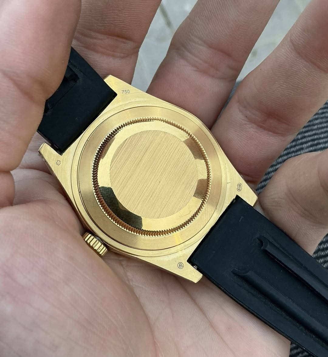 السلام عليكم ساعة رولگس سكاي دويلر 
اوتوماتيك
مينة مميزة
قرص GMT داخلي
عقارب وارقام لامينوس
قطر 40 
مختمة بالكامل
قفل بحري
135 الف


**إذا كنت صاحب هذا الإعلان وتريد حذفه لأي سبب، رجاءا أرسل رسالة إلى الدعم الفني**