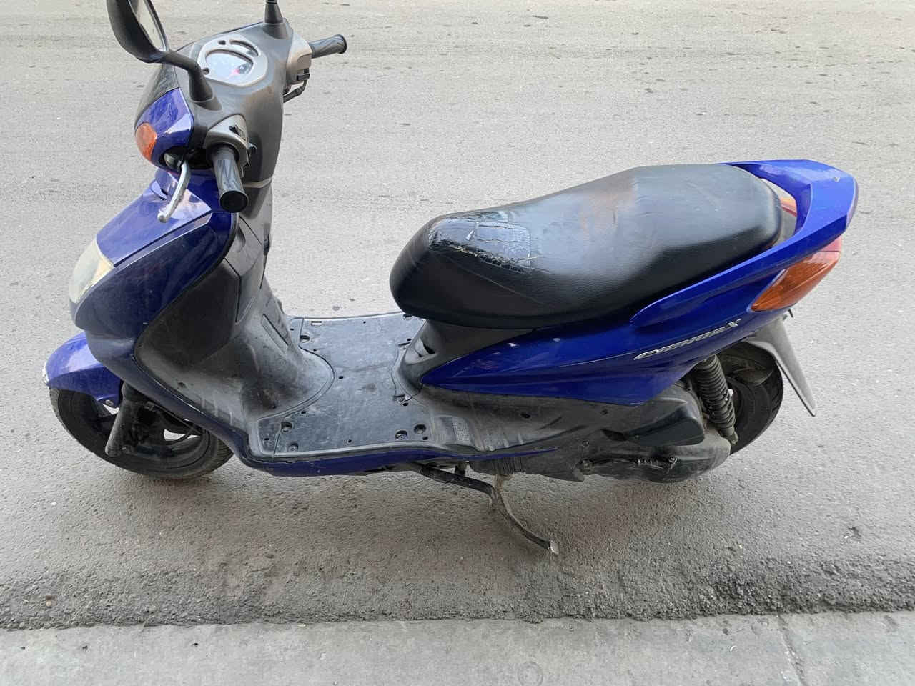 السلام عليكم سكنس ثنيه البيع دراجه نظيف جديد سعرها600وبيها مجال رقم تلفلون ***********
