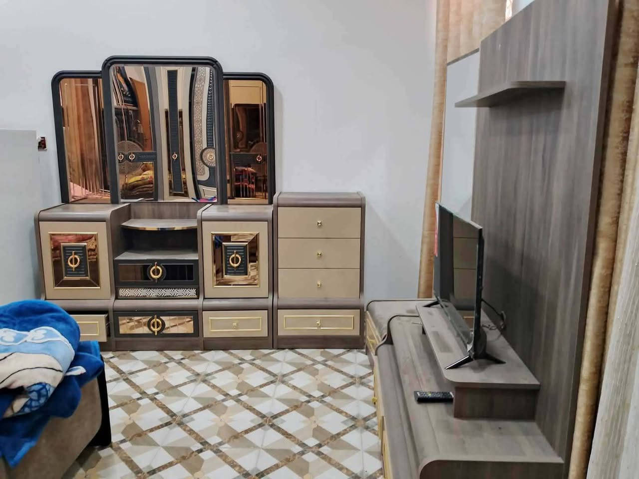 ✨ غرفة تركي  اصلي صبغ حراري  11 قطعة ✨
نظام ابواب بروفايل فاخر
سرير مخزن جك 
 ضهر بلوك
 جام برونزي 
 قماش وتر بروف أصلي
 سرير مخزن جك 
✨ نظافة 90/💯
شد ونقل مجاني داخل بغداد
للحجز والاستفسار اخذ سكرين وتفضل وات ساب ***********
توصيل للمحافظات بأسعار رمزية
