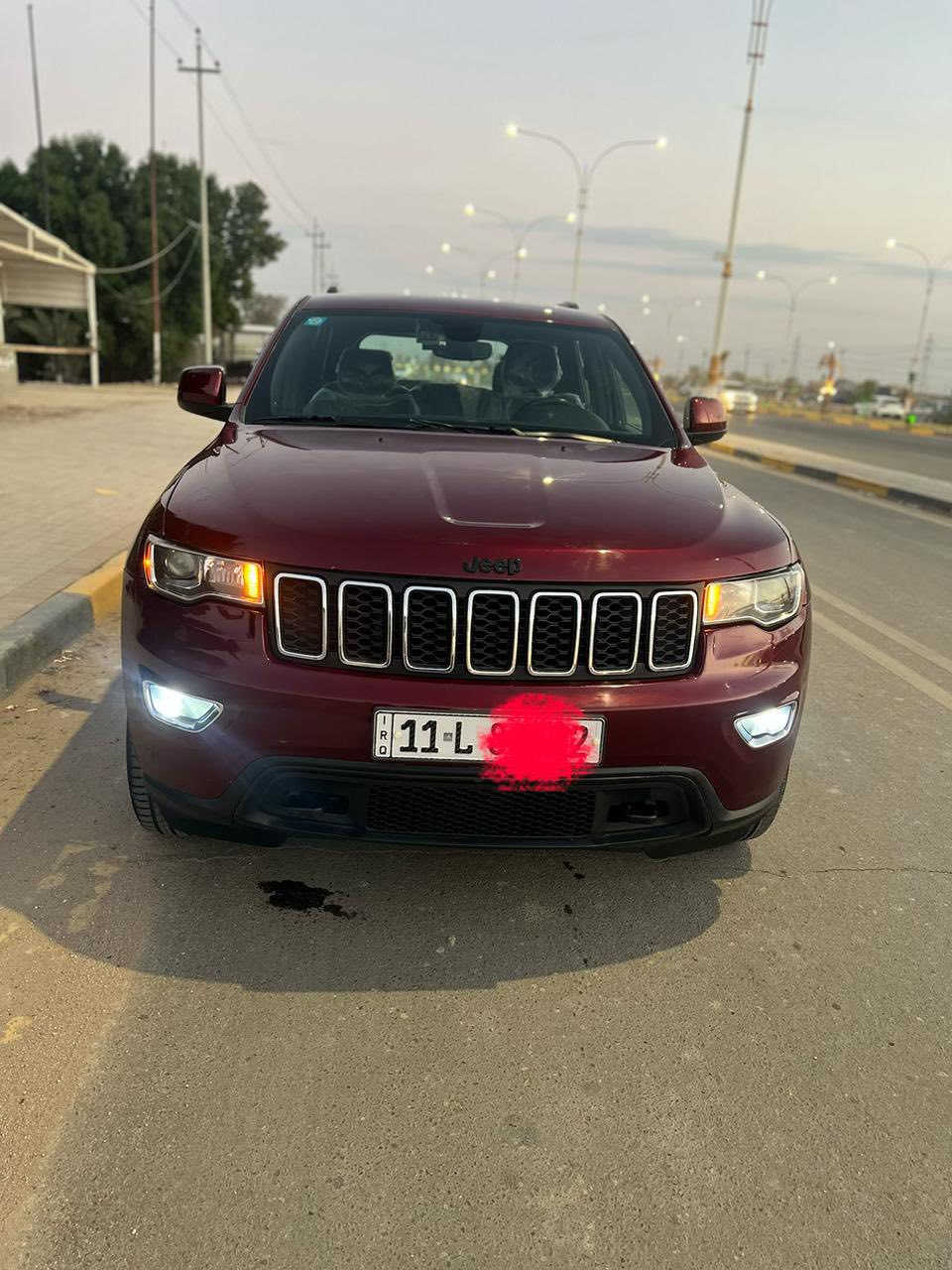 السلام عليكم ورحمة الله وبركاته
جيب كراند شيروكي. 
المديل:2020. 
اللوحة:بغداد. . 
الضرر:البنيد+الجاملغ. 
بدون دواخل 
*السيارة مكفولة من لغد والشاصي 
—————————————
1-حجم المحرك 6 سلندر 3600. 
2-عداد المسافة 57 الف ميل. 
3-بصمة ابواب وتشغيل عن بعد. 
رادر امامي. 
زينون عالي ناصي آصل. 
سستم صوت متكامل. 
فور ويل. 4*4. 
جنطة كهرباء. 
داخل جلد آصل. 
خزن ميموري لكرسي السايق. 
اشاير مري قابله للطيء. 
حساس امامي+خلفي. 
رادر جانبي مانع اجتياز. 
ويل مقاس 20. 
تدفئة+تبريد الكراسي الاماميه. 
تبريد خلفي قطعيتن. 
كير ماوس لوضعيات القيادة. 
ستيرن كهربائي. 
شاشة كبيره مع كامل ايعزتها. 

==================
العنوان:السماوه المركز 
==================
حي الحسين الأربع سايدات 
معرض برج العرب لتجارة السيارات
==================
للأستفسار الاتصال ***********
***********
