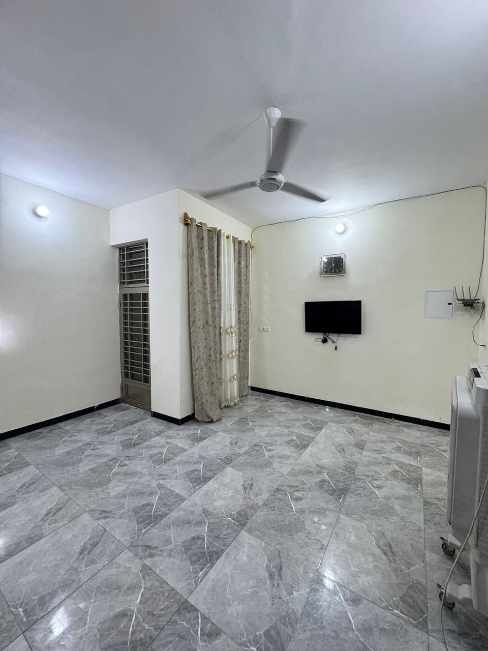 دار للبيع دوانم المعمل قرب جامع الكليدار طابق واحد مساحة 200م للاستفسار***********
